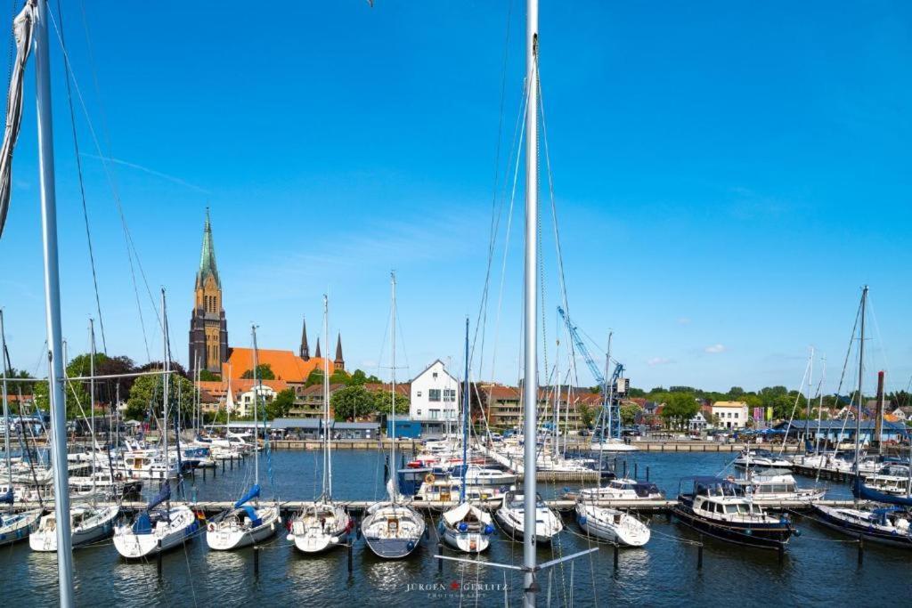 Hausboot Gluecksmomente Mit Dachterrasse In Schleswig Am Ostseefjord Schlei Exteriér fotografie
